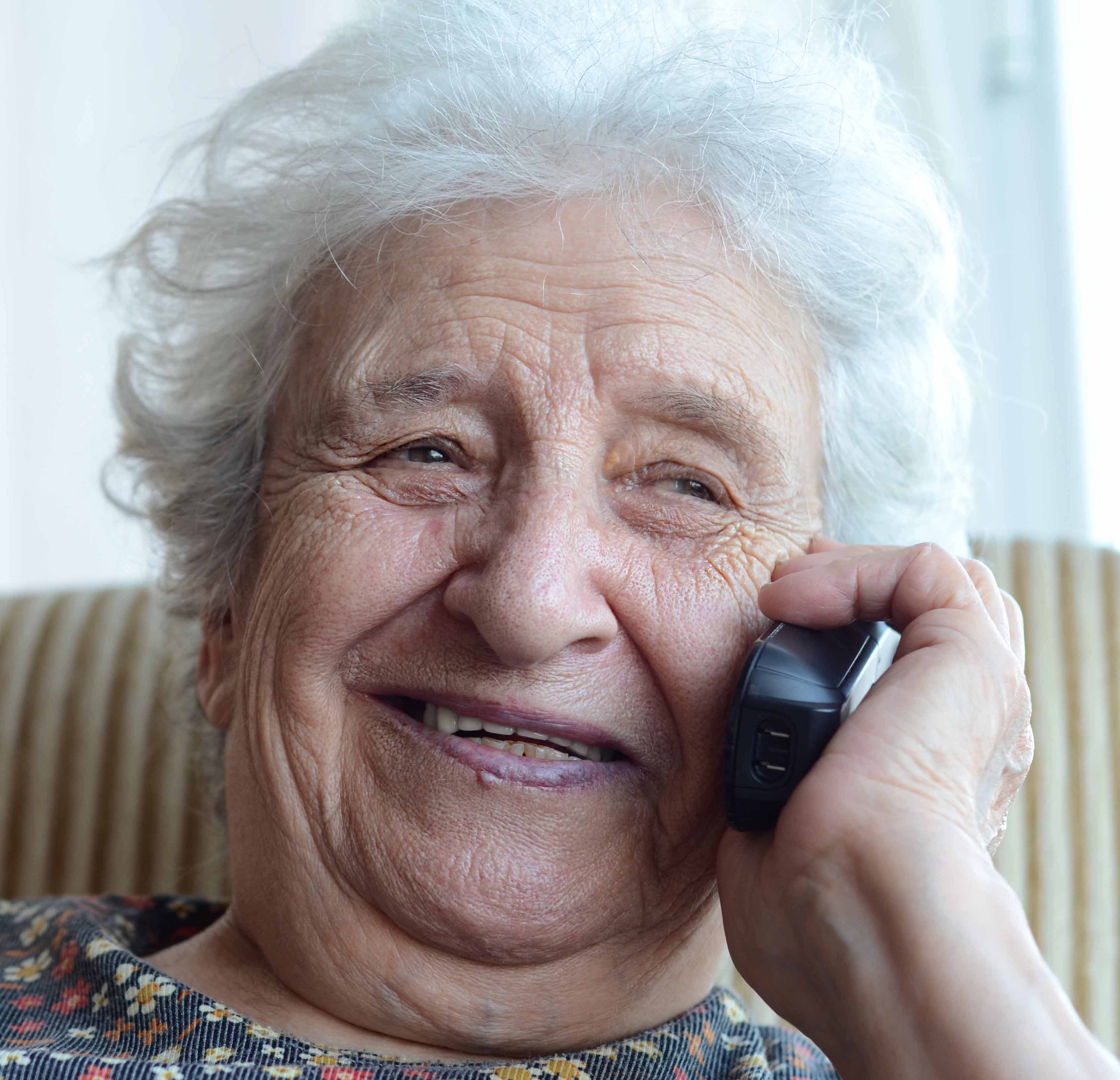 Пенсионерка 70 лет. Бабушка с мобильником. Бабка с телефоном. Телефон для пожилых людей. Бабуля с телефоном.